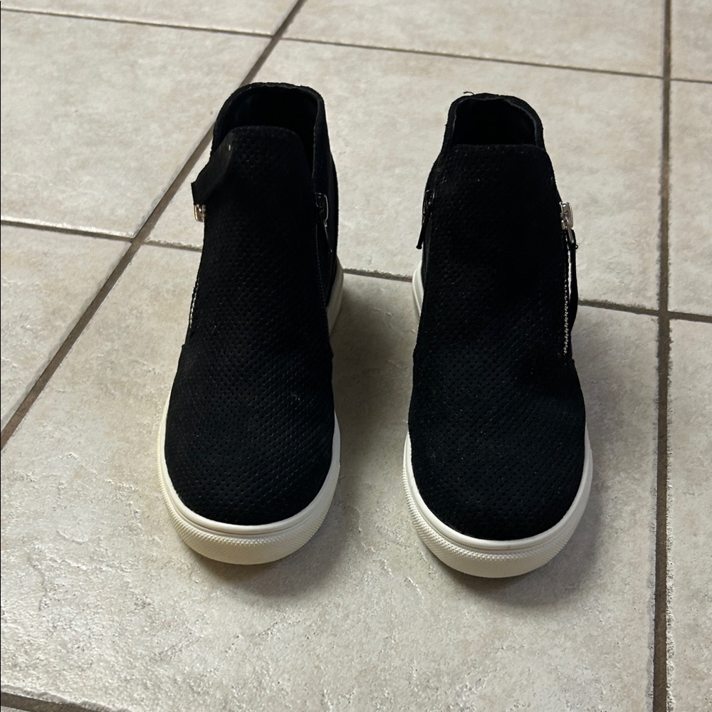 Madden Girl Black Wedges